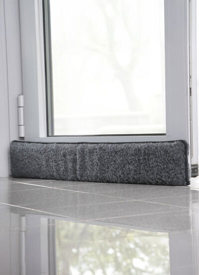 Nieuwe wollen tochtstrip voor deuren 