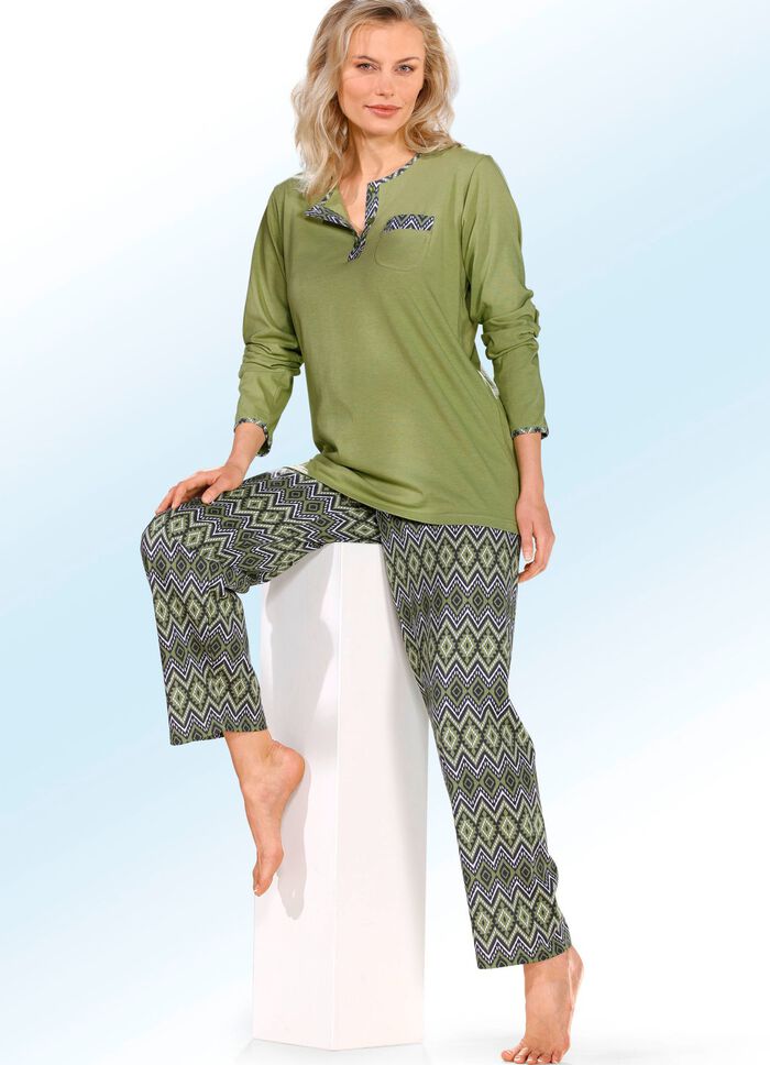 Set van twee pyjama's met borstzak en knoopsluiting 