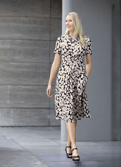 Jurk met extravagante knooplook 