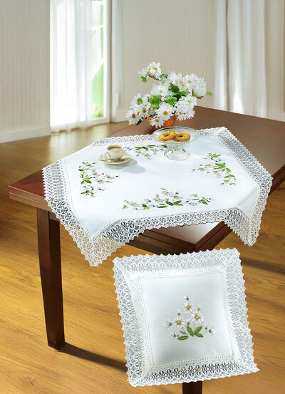 Kamerdecoratie met madeliefjesborduurwerk en delicaat gehaakt kant 