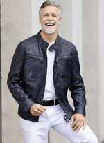 Kort leren jasje met borstzakken 