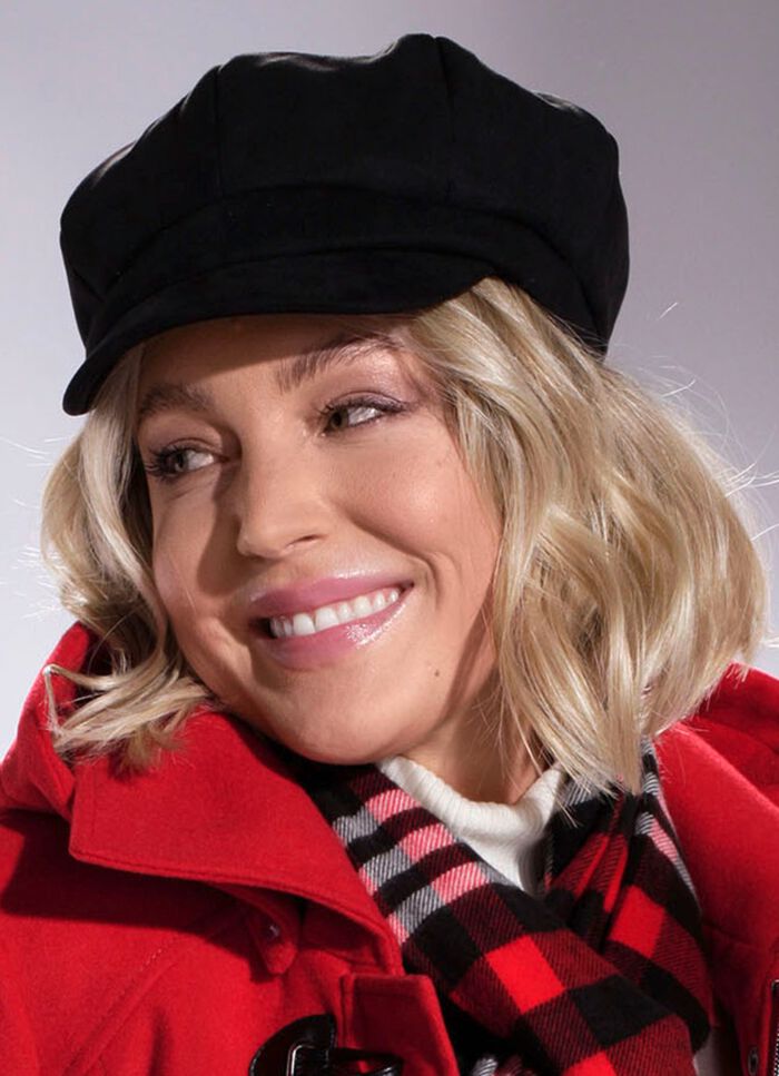 Elegante dames krantenjongenspet met elastiek aan de achterkant 