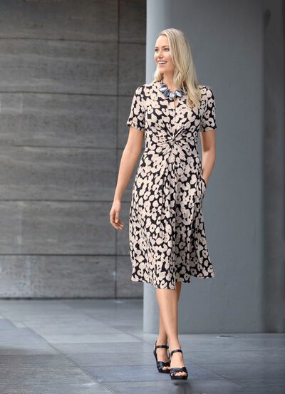 Jurk met extravagante knooplook 