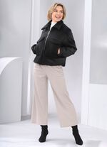 Kort jasje van fijn boucl&eacute; 