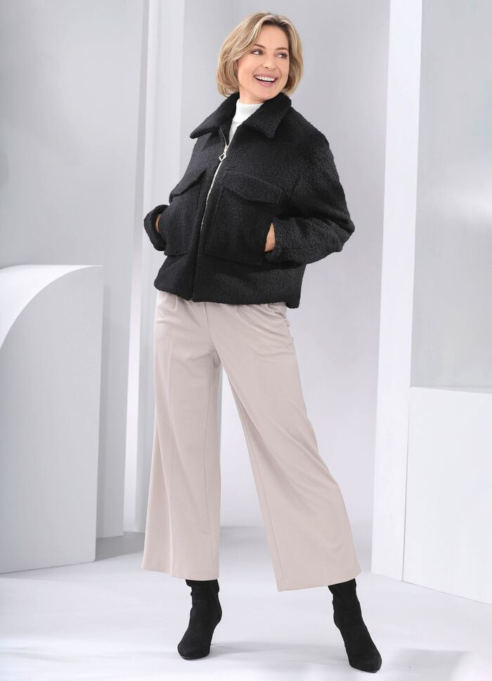 Kort jasje van fijn boucl&eacute; 