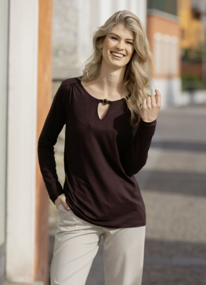Shirt met decoratieve ring aan de halslijn in 2 kleuren CHOCOLADEBRUIN