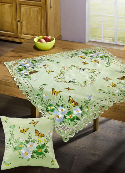 Tafel- en kamerdecoratie met bloemen en vlinders 