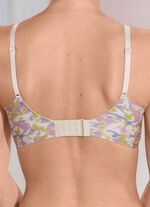 Naturana bh is aan de zijkanten extra hoog uitgesneden 