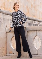 Blousejasje met zwarte geribbelde manchetten 