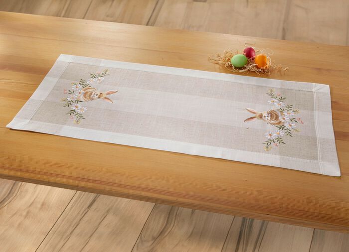 Geborduurde tafel- en kamerdecoratie met paashaasmotief SEKT-BUNT
