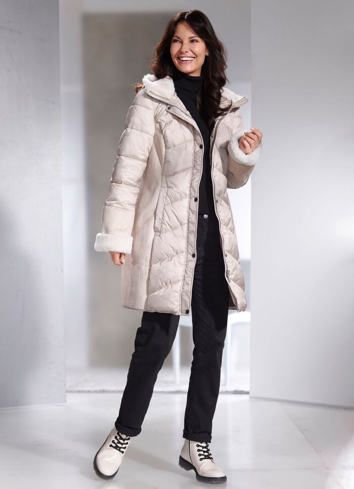 Korte jas in een eigentijdse materiaalmix 