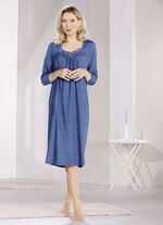 Nachtjapon tot op de kuit met geborduurde bloemenkant JEANSBLAU