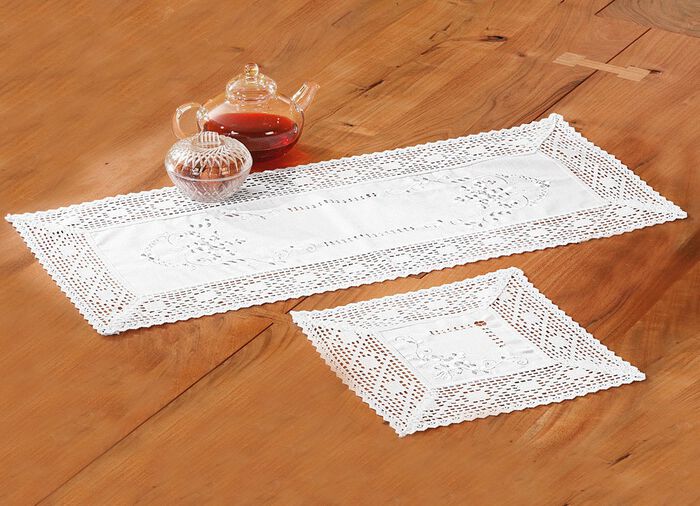 Tafel- en kamerdecoratie met delicaat borduurwerk en fantastisch gehaakt kant 