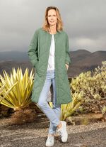 Korte jas met drukknopen aan de zijkanten 