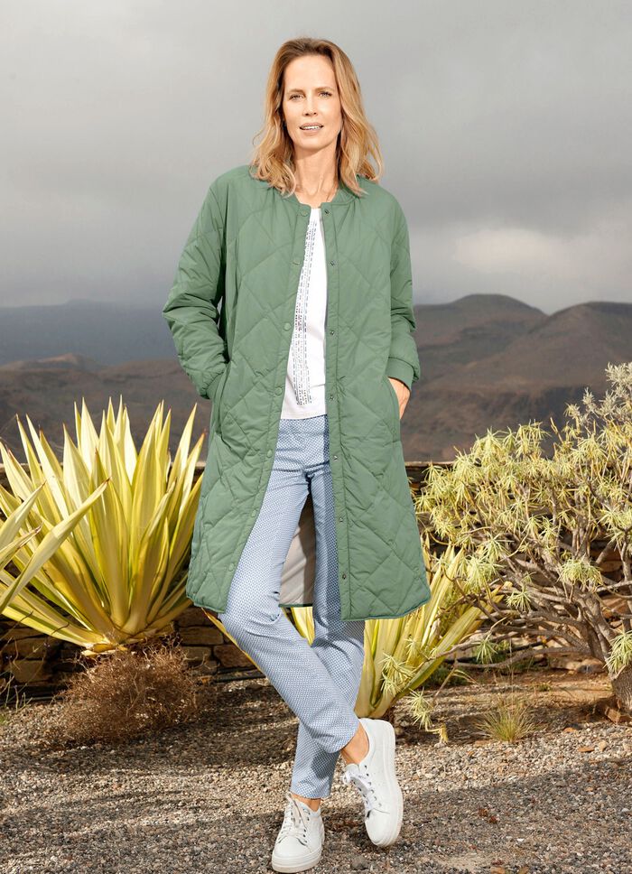 Korte jas met drukknopen aan de zijkanten 