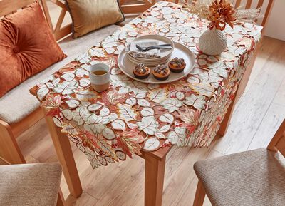 Tafel- en kamerdecoratie met herfstachtige bladermotieven 