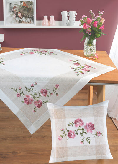 Geborduurde tafel- en kamerdecoratie 