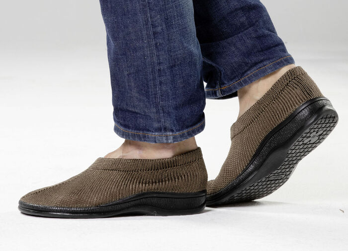 Slippers gemaakt van elastisch gebreid materiaal BRAUN