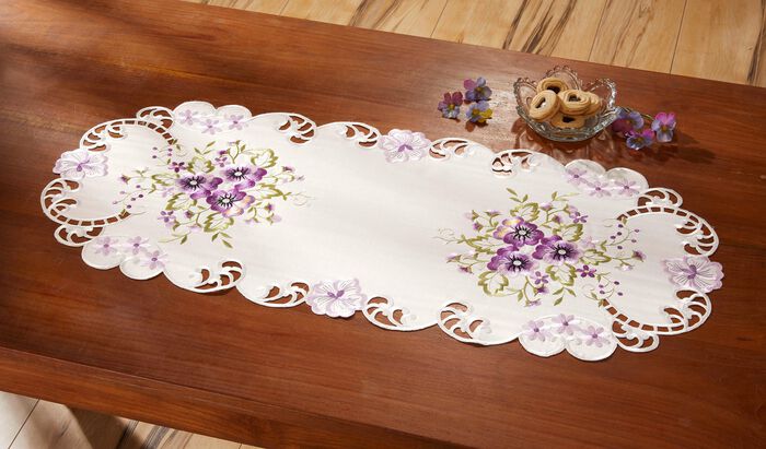 Tafel- en kamerdecoratie met vioolborduurwerk 