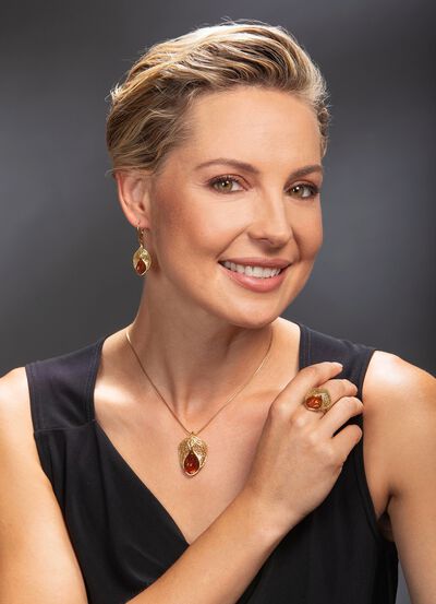 Vergulde hanger met barnsteen 