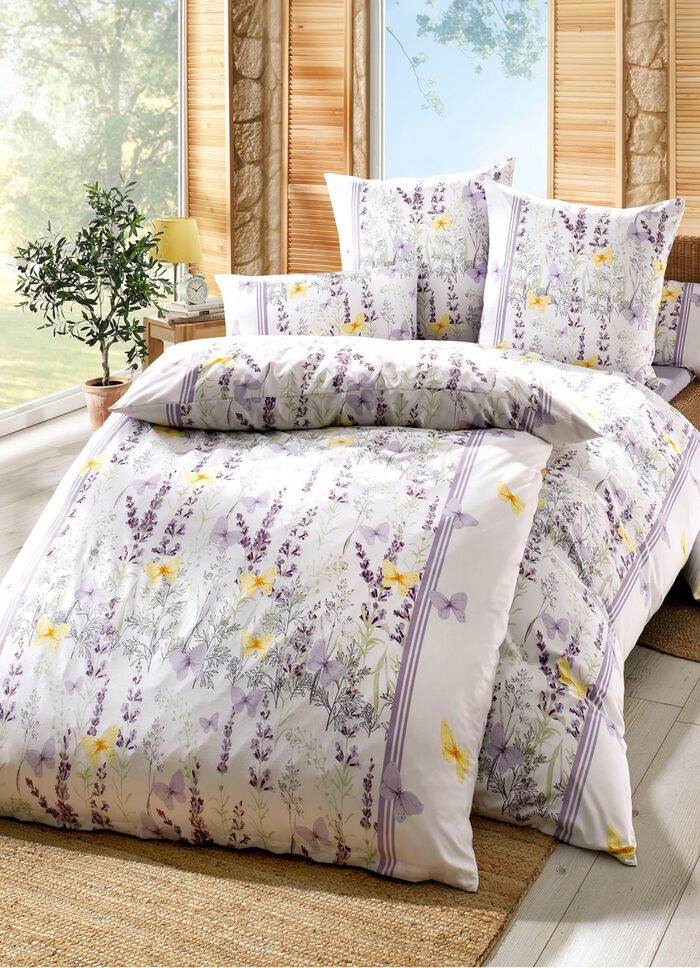 Beddengoedset met kleurrijke lavendelweide 