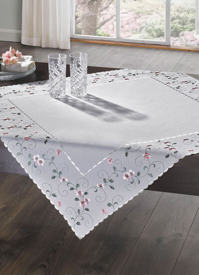 Geborduurde tafel- en kamerdecoratie met bloemenrand 