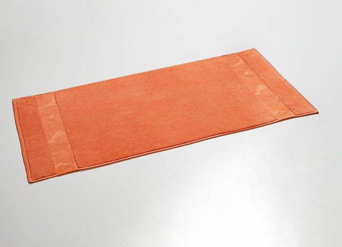 Barrevoetszachte badmat met een natuurlijk bladdessin MANDARIJN