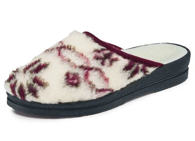 Slippers gemaakt van bedrukt pluche materiaal 