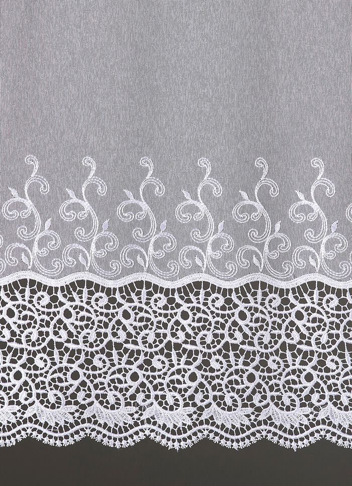 Klein raamgordijn met gebogen macram&eacute;-afwerking 