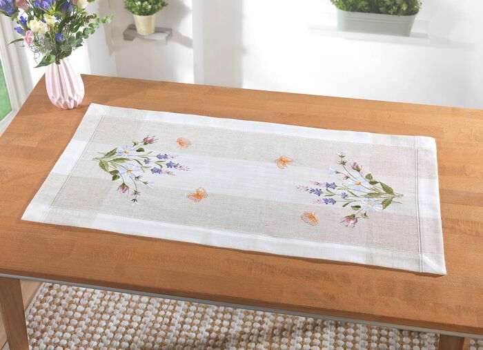 Tafel- en kamerdecoratie met gebloemd dessin 