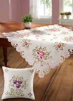 Tafel- en ruimtedecoratie met borduursels van viooltjes 