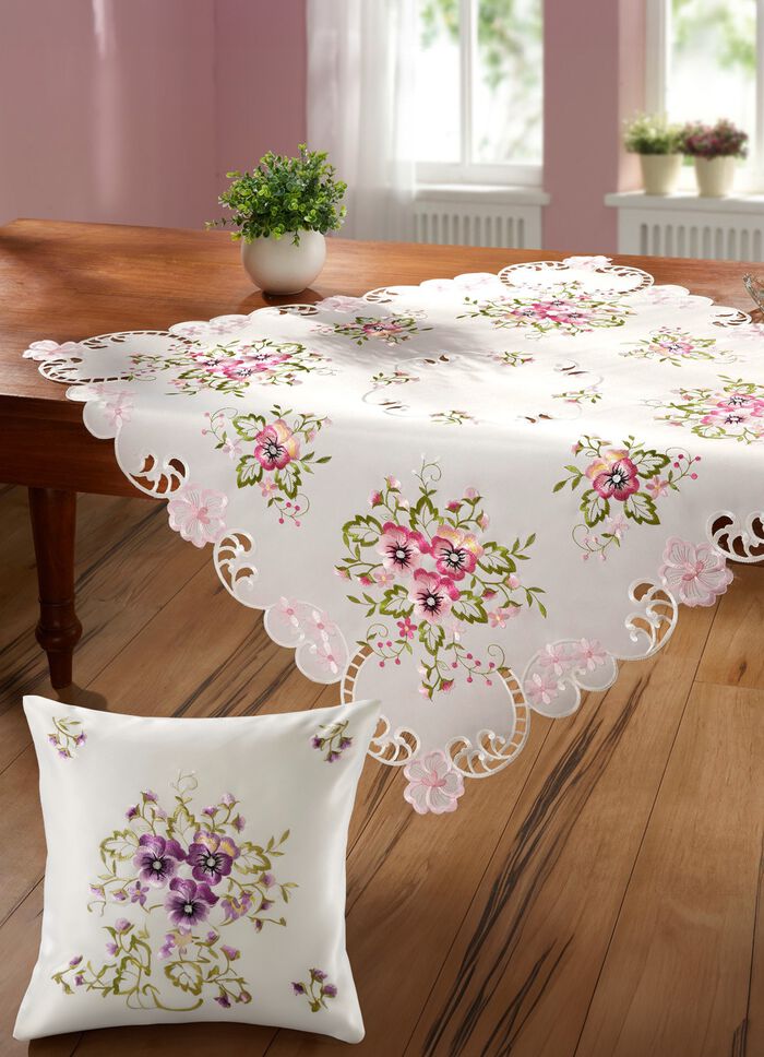 Tafel- en ruimtedecoratie met borduursels van viooltjes 