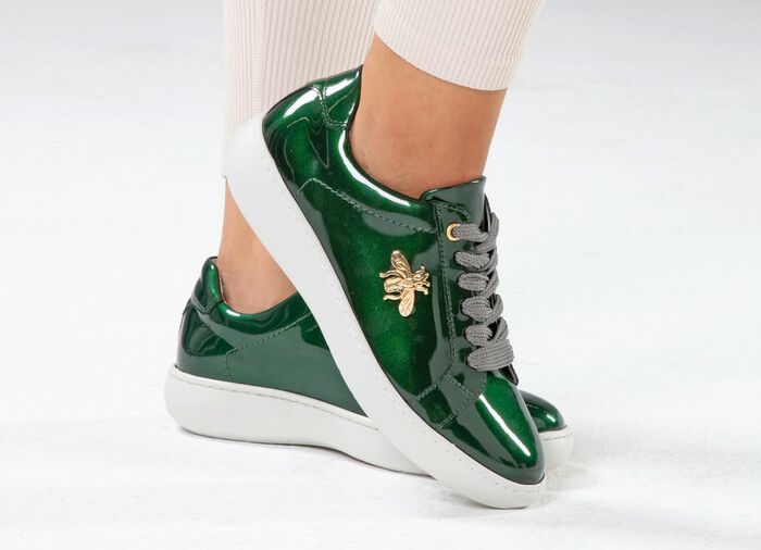 ELENA EDEN sneakers gemaakt van lakleer met elegante metalen sieraden 