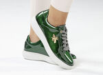 ELENA EDEN sneakers gemaakt van lakleer met elegante metalen sieraden DONKERGROEN