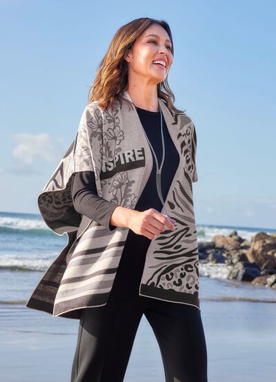 Poncho met elegant jacquarddesign 