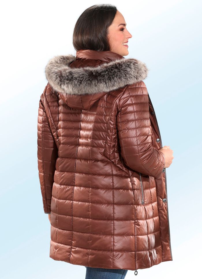 Korte jas met accenten van imitatienappaleer 