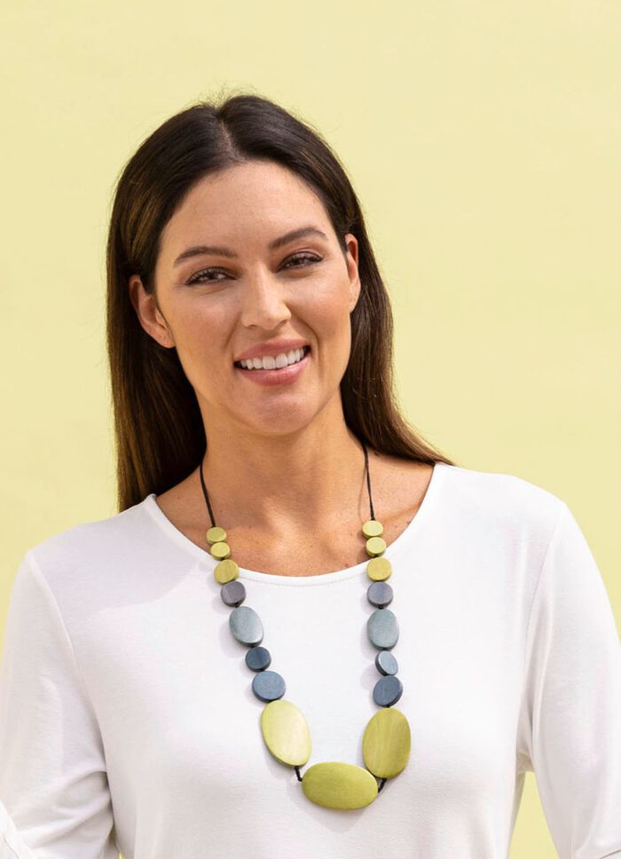 Handgemaakte ketting met houten elementen 