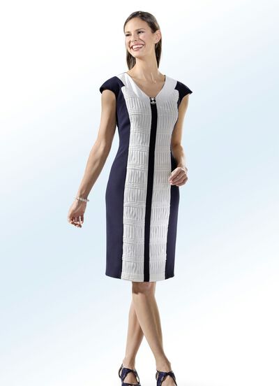 Feestjurk met sierbroche 