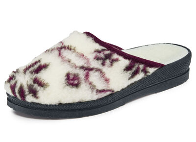 Slippers gemaakt van bedrukt pluche materiaal 