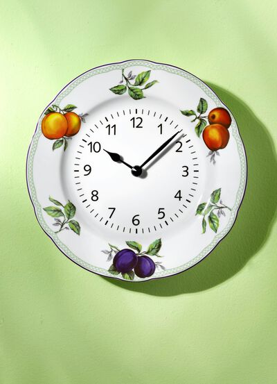 Wandklok van keramiek, met fruitdecoratie 