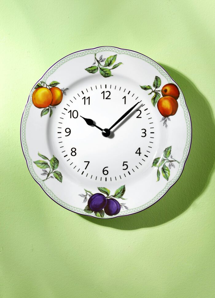 Wandklok van keramiek, met fruitdecoratie 