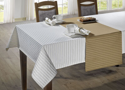 Fijne tafel- en kamerdecoratie met een glanzend gestreept dessin 