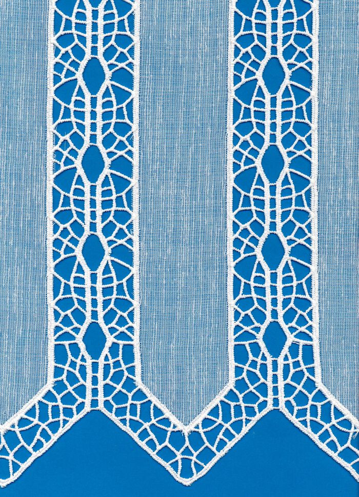 Kort gordijn met uitvoerig vervaardigd macram&eacute;kant 