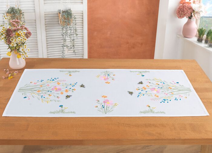 Geborduurde tafel- en kamerdecoratie met een wildbloemenmotief 