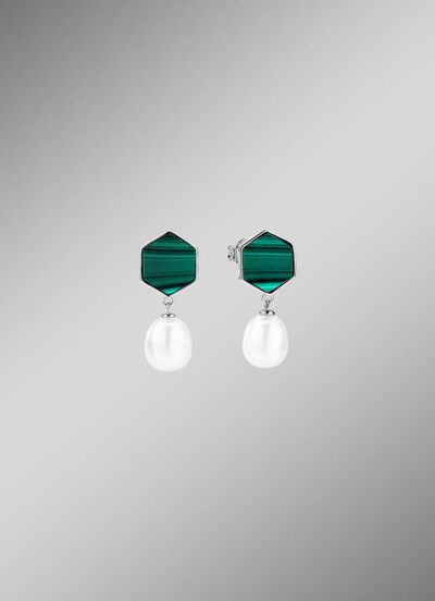 Oorbellen met zoetwaterparel en echte malachiet. 