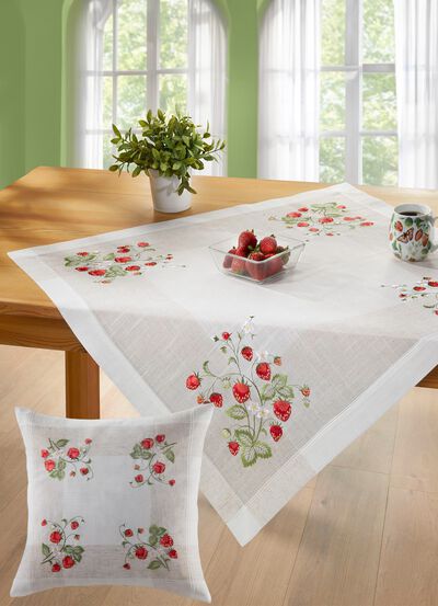Tafel- en kamerdecoratie met aardbeienmotief 
