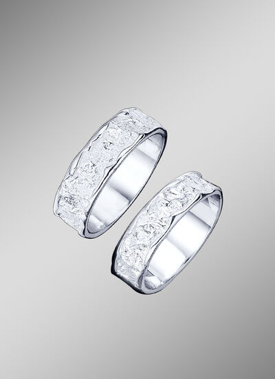 Zware partnerring met een opvallende structuur 