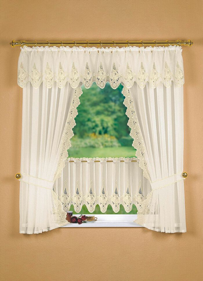 Raamdecoratie met uitgebreid Plauen-borduurwerk CR&Egrave;ME