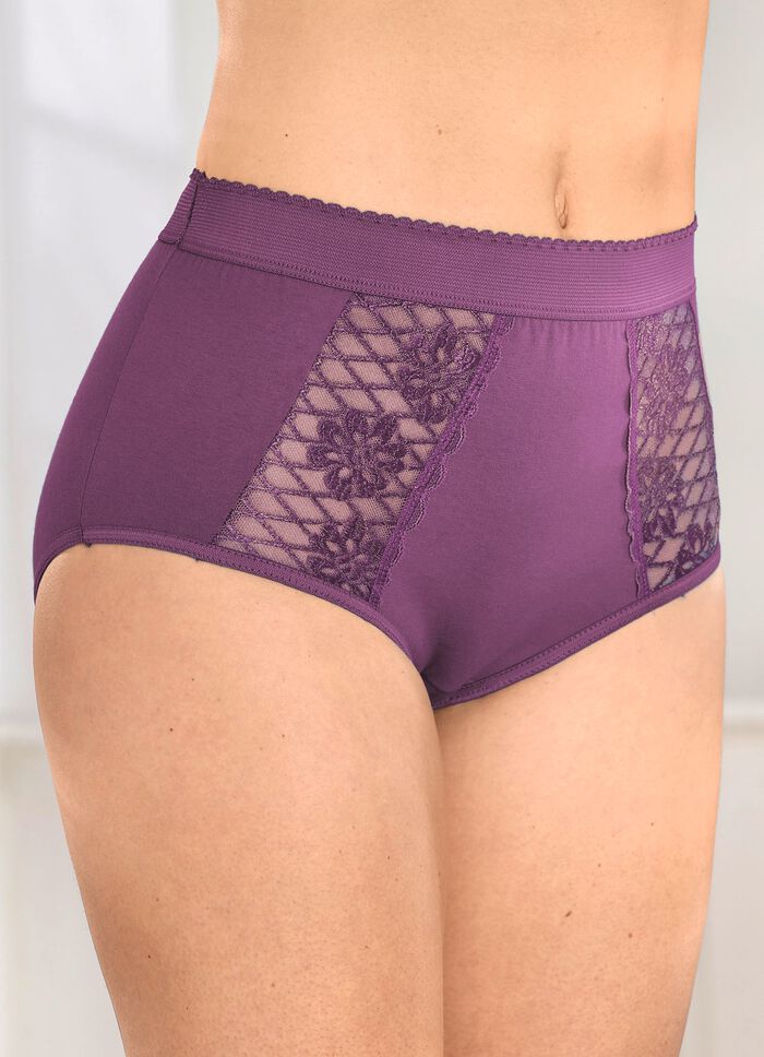 Set van drie gevormde slips met kanten inzetstukken 