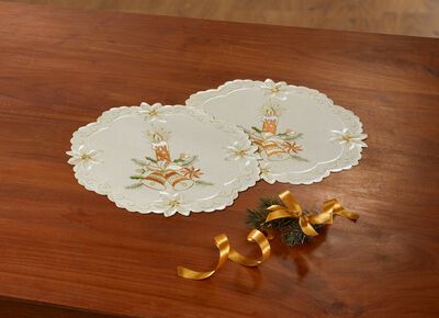 Liefdevol geborduurde tafel- en kamerdecoratie 